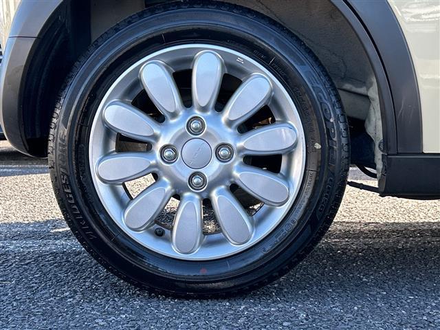 アルトラパン Ｘ　純正メモリーナビ（ＣＮ－ＲＺ７６５Ｗ）　全方位カメラ　シートヒーター　デュアルセンサーブレーキサポート　ＢＴ　スマートキー　純正フロアマット　純正ＡＷ　コーナーセンサー　サイドバイザー　ＨＩＤライト（26枚目）