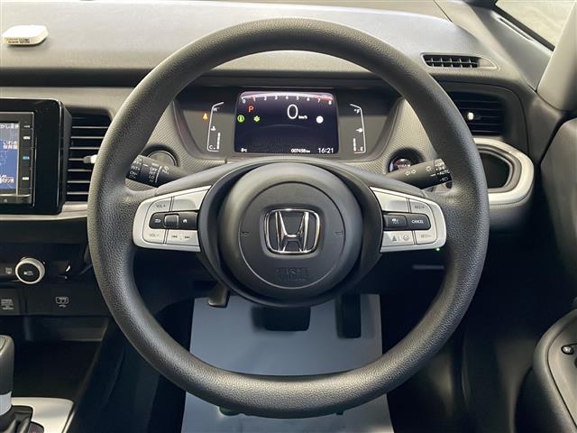 フィット ベーシック 1オーナー 純正SDナビ バックカメラ ホンダセンシング Rクルコン 前方ドライブレコーダー スマートキー コーナーセンサー 純正フロアマット アイドリングストップ(4枚目)