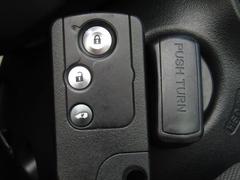 【スマートキーシステム！】鍵を持っているだけで、ボタン一つでドアを開閉でき、エンジンスタートもできます。インテリジェントキーとも言います。　　　※メールやＬＩＮＥでのお問合せもＯＫです。 3