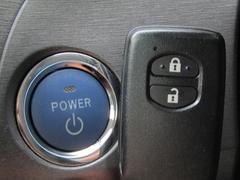 【スマートキーシステム！】鍵を持っているだけで、ボタン一つでドアを開閉でき、エンジンスタートもできます。インテリジェントキーとも言います。　　　※メールやＬＩＮＥでのお問合せもＯＫです。 5
