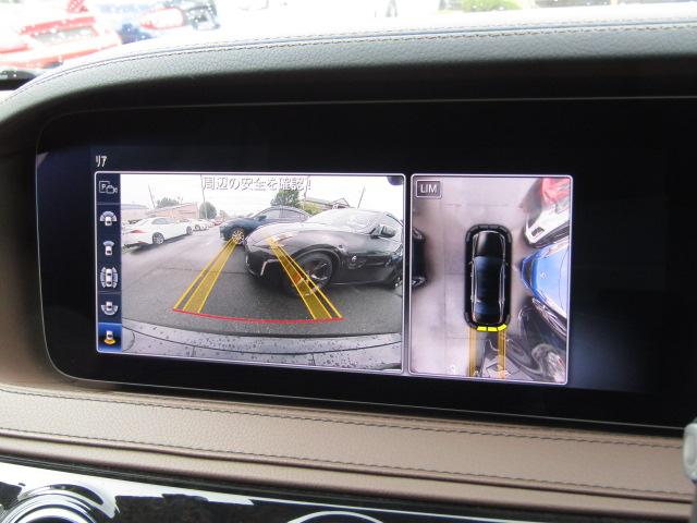 【全方位型モニター】クルマを上空から見下ろしているかのように、直感的に周囲の状況を把握できる全方位型モニター。狭い場所での駐車でも周囲が映像で確認できます。