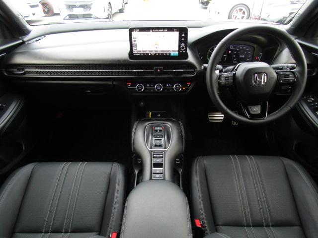 ＺＲ－Ｖ ｅ：ＨＥＶ　Ｚ特別仕様車ブラックスタイル　ドライブレコーダー　全周囲カメラ　クリアランスソナー　オートクルーズコントロール　レーンアシスト　パワーシート　衝突被害軽減システム　ナビ　ＴＶ　オートライト　ＬＥＤヘッドランプ　電動リアゲート（3枚目）