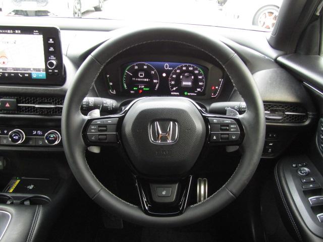 ＺＲ－Ｖ ｅ：ＨＥＶ　Ｚ特別仕様車ブラックスタイル　ドライブレコーダー　全周囲カメラ　クリアランスソナー　オートクルーズコントロール　レーンアシスト　パワーシート　衝突被害軽減システム　ナビ　ＴＶ　オートライト　ＬＥＤヘッドランプ　電動リアゲート（4枚目）