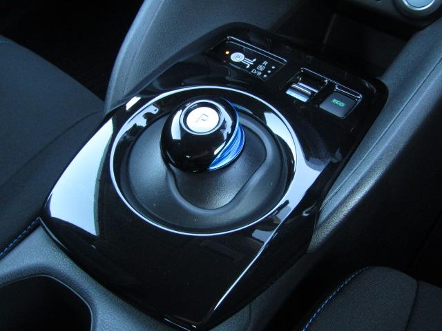 リーフ ｅ＋　Ｘ　アーバンクロム　全周囲カメラ　ナビ　クリアランスソナー　オートクルーズコントロール　レーンアシスト　衝突被害軽減システム　アルミホイール　オートライト　ＬＥＤヘッドランプ　スマートキー　電動格納ミラー　シートヒーター（11枚目）