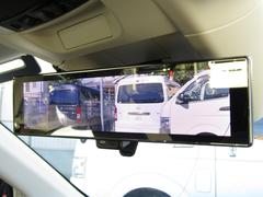 センターカメラミラーシステム！カメラによる車両後方の映像をルームミラーに表示させることで、ヘッドレストや乗員などに遮られずに後方を確認することができます。 3