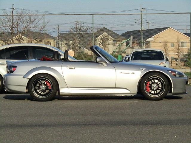 Ｓ２０００ ベースグレード　６速ＭＴ　ＴＥＩＮ車高調　ＥＮＫＥＩ１７インチＡＷ　ＨＫＳフラッシュエディター　社外マフラー　オーバーフェンダー　黒革　ブルートゥース・ＵＳＢ接続オーディオ　ＥＴＣ　ＨＩＤライト　キーレス（9枚目）