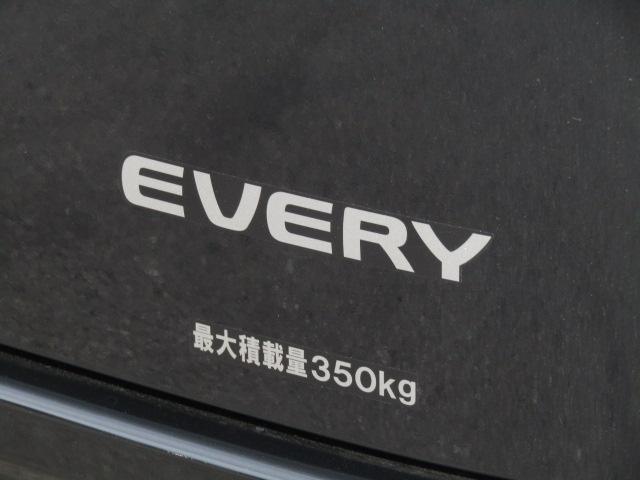 エブリイ ＰＡリミテッド　６型　セーフティＳ　届出済未使用車　ＵＳＢ充電　ＦＭ／ＡＭラジオ　Ｈライトレベライザ　オーバーヘッドシェルフ　障害物センサー　レーンキープアシスト　フルフラット　プライバシィガラス（32枚目）