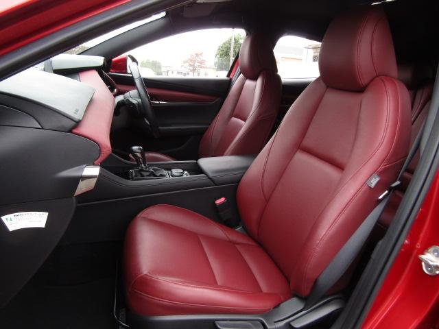 MAZDA3ファストバック 20Sバーガンディ セレクション レーダークルーズ/360°カメラ/マツダコネクトナビ/シートヒーター/ETC/赤革シート/パワーシート/衝突軽減ブレーキ/パドルシフト/ヘッドアップディスプレイ/LED/純正18AW/(4枚目)