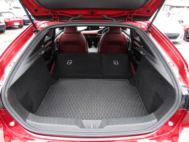 MAZDA3ファストバック 20Sバーガンディ セレクション レーダークルーズ/360°カメラ/マツダコネクトナビ/シートヒーター/ETC/赤革シート/パワーシート/衝突軽減ブレーキ/パドルシフト/ヘッドアップディスプレイ/LED/純正18AW/(11枚目)