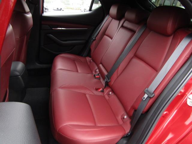 MAZDA3ファストバック 20Sバーガンディ セレクション レーダークルーズ/360°カメラ/マツダコネクトナビ/シートヒーター/ETC/赤革シート/パワーシート/衝突軽減ブレーキ/パドルシフト/ヘッドアップディスプレイ/LED/純正18AW/(22枚目)