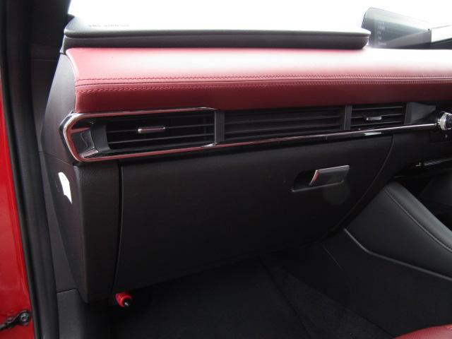 MAZDA3ファストバック 20Sバーガンディ セレクション レーダークルーズ/360°カメラ/マツダコネクトナビ/シートヒーター/ETC/赤革シート/パワーシート/衝突軽減ブレーキ/パドルシフト/ヘッドアップディスプレイ/LED/純正18AW/(28枚目)