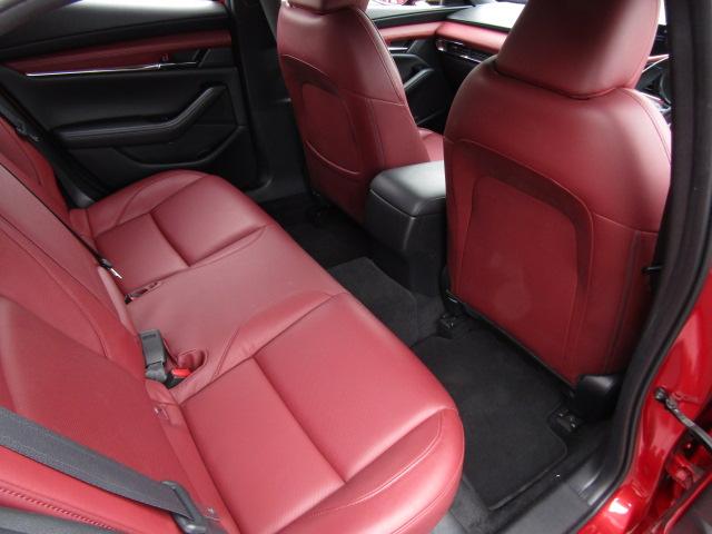 MAZDA3ファストバック 20Sバーガンディ セレクション レーダークルーズ/360°カメラ/マツダコネクトナビ/シートヒーター/ETC/赤革シート/パワーシート/衝突軽減ブレーキ/パドルシフト/ヘッドアップディスプレイ/LED/純正18AW/(31枚目)