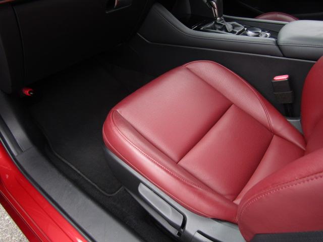MAZDA3ファストバック 20Sバーガンディ セレクション レーダークルーズ/360°カメラ/マツダコネクトナビ/シートヒーター/ETC/赤革シート/パワーシート/衝突軽減ブレーキ/パドルシフト/ヘッドアップディスプレイ/LED/純正18AW/(32枚目)