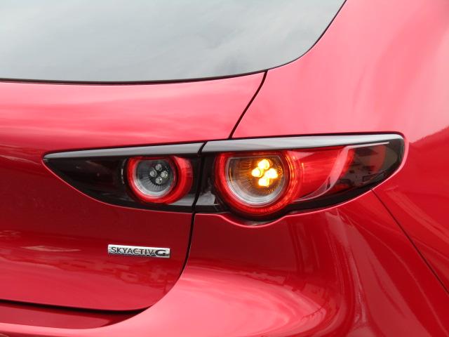 MAZDA3ファストバック 20Sバーガンディ セレクション レーダークルーズ/360°カメラ/マツダコネクトナビ/シートヒーター/ETC/赤革シート/パワーシート/衝突軽減ブレーキ/パドルシフト/ヘッドアップディスプレイ/LED/純正18AW/(40枚目)