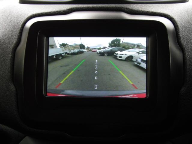 ジープ・レネゲード ナイトイーグル クルーズコントロール/コーナーセンサー/ブルートゥースオーディオ/ETC/ステアリングSW/MTモード/レーンキープアシスト/ブラインドスポット/バックカメラ/フォグ/純正アルミ/(4枚目)