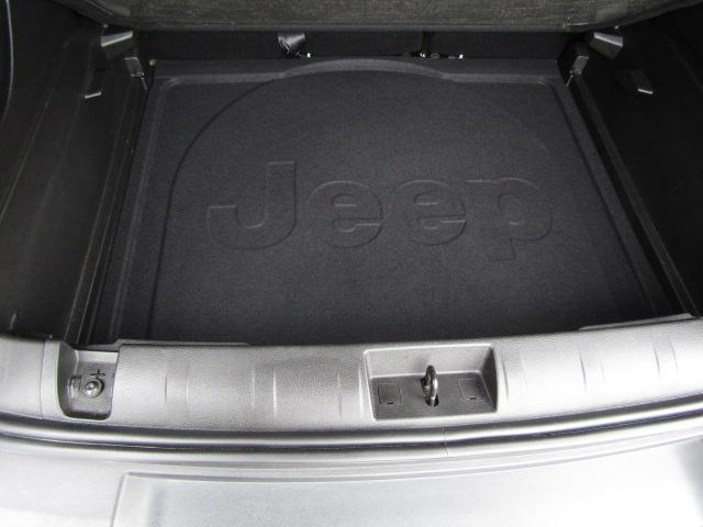 ジープ・レネゲード ナイトイーグル クルーズコントロール/コーナーセンサー/ブルートゥースオーディオ/ETC/ステアリングSW/MTモード/レーンキープアシスト/ブラインドスポット/バックカメラ/フォグ/純正アルミ/(36枚目)