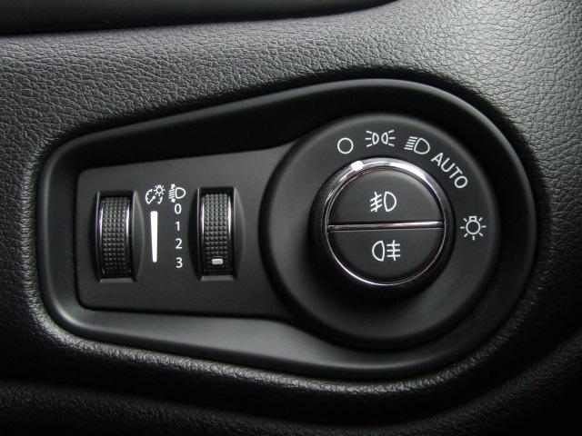 ジープ・レネゲード ナイトイーグル クルーズコントロール/コーナーセンサー/ブルートゥースオーディオ/ETC/ステアリングSW/MTモード/レーンキープアシスト/ブラインドスポット/バックカメラ/フォグ/純正アルミ/(47枚目)