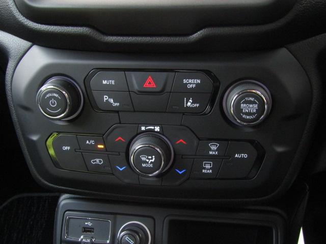 ジープ・レネゲード リミテッド 純正8.4インチナビ/レーダークルーズ/衝突軽減ブレーキ/レーンキープアシスト/コーナーセンサー/前後ドラレコ/シートヒーター/黒革シート/ブラインドスポット/パワーシート/LED/(13枚目)