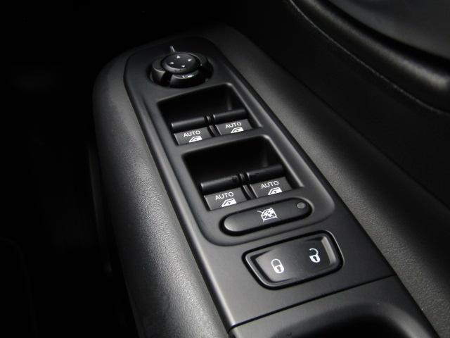 ジープ・レネゲード リミテッド 純正8.4インチナビ/レーダークルーズ/衝突軽減ブレーキ/レーンキープアシスト/コーナーセンサー/前後ドラレコ/シートヒーター/黒革シート/ブラインドスポット/パワーシート/LED/(24枚目)