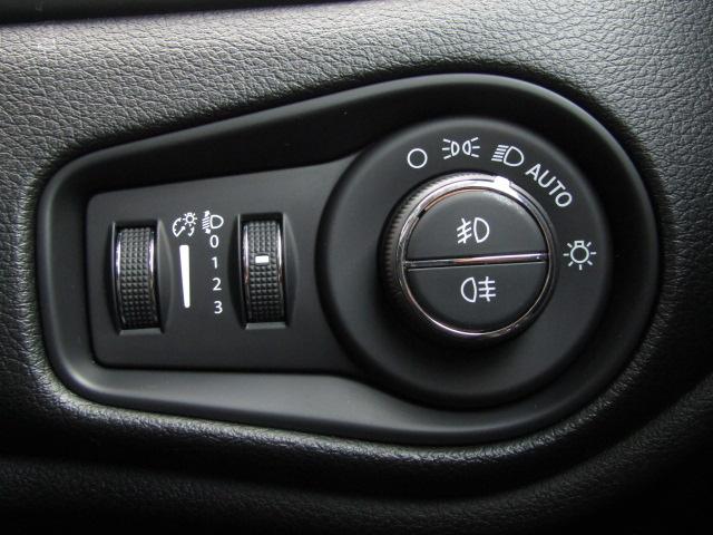 ジープ・レネゲード リミテッド 純正8.4インチナビ/レーダークルーズ/衝突軽減ブレーキ/レーンキープアシスト/コーナーセンサー/前後ドラレコ/シートヒーター/黒革シート/ブラインドスポット/パワーシート/LED/(37枚目)