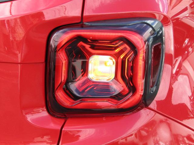 ジープ・レネゲード リミテッド 純正8.4インチナビ/レーダークルーズ/衝突軽減ブレーキ/レーンキープアシスト/コーナーセンサー/前後ドラレコ/シートヒーター/黒革シート/ブラインドスポット/パワーシート/LED/(56枚目)