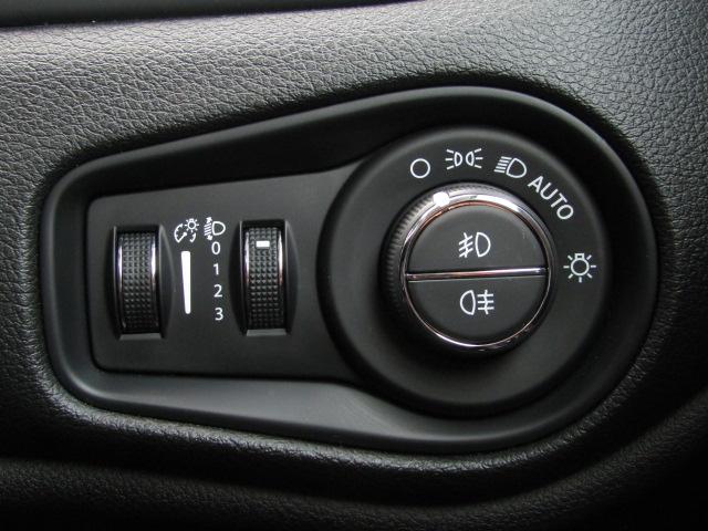 ジープ・レネゲード ナイトイーグル クルーズコントロール/衝突軽減ブレーキ/レーンキープアシスト/Cセンサー/BTオーディオ/USB機能/ブラインドスポット/バックカメラ/ルーフレール/LED/純正アルミ/1オーナー/(54枚目)