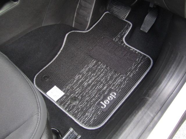 ジープ・レネゲード ナイトイーグル クルーズコントロール/衝突軽減ブレーキ/レーンキープアシスト/Cセンサー/BTオーディオ/USB機能/ブラインドスポット/バックカメラ/ルーフレール/LED/純正アルミ/1オーナー/(57枚目)