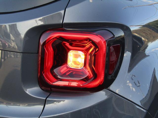 ジープ・レネゲード リミテッド　純正８．４インチナビ／ブルートゥース／バックカメラ／黒革シート／シートヒーター／２．０ＥＴＣ／ドライブレコーダー／クルーズコントロール／コーナーセンサー／ＬＥＤ／フォグ／ブラインドスポット／（33枚目）