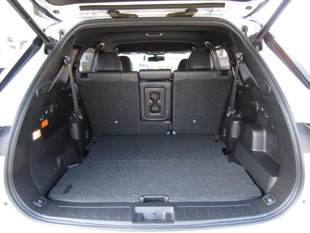 アウトランダーＰＨＥＶ Ｐ　純正９型ナビ／３６０°カメラ／レーダークルーズ／ドラレコ／２．０ＥＴＣ／黒革シート／シートヒーター／パワーバックドア／パドルシフト／置くだけ充電／ＢＯＳＥサウンド／ＯＰ２０インチＡＷ／ＬＥＤ／４ＷＤ／（11枚目）