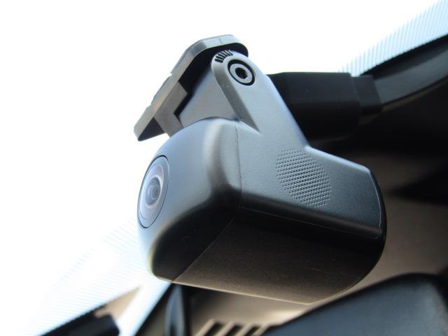 アウトランダーＰＨＥＶ Ｐ　純正９型ナビ／３６０°カメラ／レーダークルーズ／ドラレコ／２．０ＥＴＣ／黒革シート／シートヒーター／パワーバックドア／パドルシフト／置くだけ充電／ＢＯＳＥサウンド／ＯＰ２０インチＡＷ／ＬＥＤ／４ＷＤ／（17枚目）