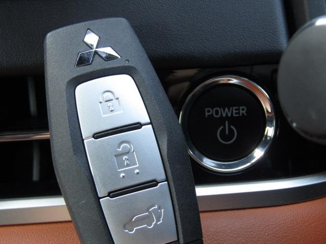 アウトランダーＰＨＥＶ Ｐ　純正９型ナビ／３６０°カメラ／レーダークルーズ／ドラレコ／２．０ＥＴＣ／黒革シート／シートヒーター／パワーバックドア／パドルシフト／置くだけ充電／ＢＯＳＥサウンド／ＯＰ２０インチＡＷ／ＬＥＤ／４ＷＤ／（35枚目）