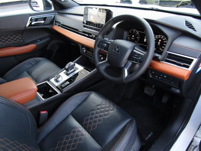 アウトランダーＰＨＥＶ Ｐ　純正９型ナビ／３６０°カメラ／レーダークルーズ／ドラレコ／２．０ＥＴＣ／黒革シート／シートヒーター／パワーバックドア／パドルシフト／置くだけ充電／ＢＯＳＥサウンド／ＯＰ２０インチＡＷ／ＬＥＤ／４ＷＤ／（37枚目）