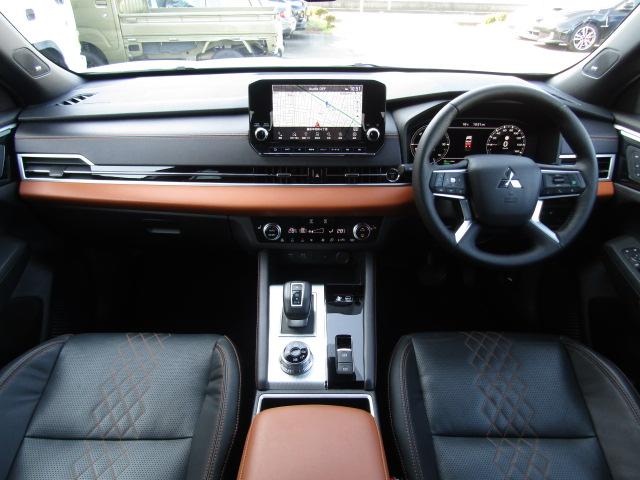 アウトランダーＰＨＥＶ Ｐ　純正９型ナビ／３６０°カメラ／レーダークルーズ／ドラレコ／２．０ＥＴＣ／黒革シート／シートヒーター／パワーバックドア／パドルシフト／置くだけ充電／ＢＯＳＥサウンド／ＯＰ２０インチＡＷ／ＬＥＤ／４ＷＤ／（39枚目）