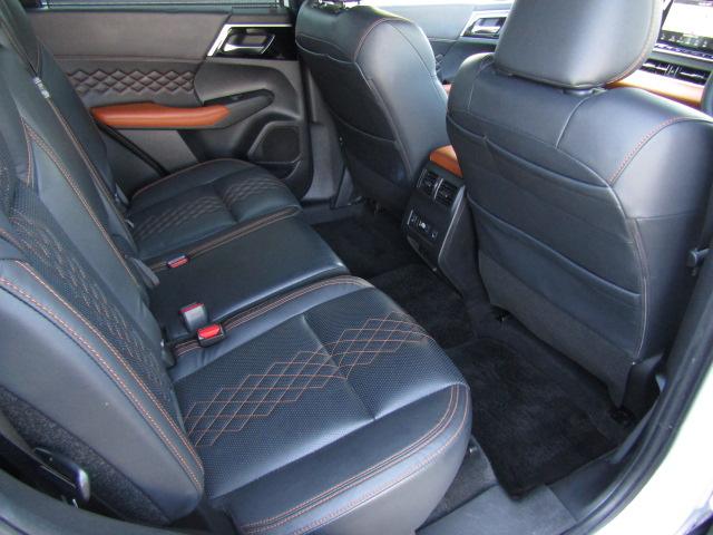 アウトランダーＰＨＥＶ Ｐ　純正９型ナビ／３６０°カメラ／レーダークルーズ／ドラレコ／２．０ＥＴＣ／黒革シート／シートヒーター／パワーバックドア／パドルシフト／置くだけ充電／ＢＯＳＥサウンド／ＯＰ２０インチＡＷ／ＬＥＤ／４ＷＤ／（40枚目）