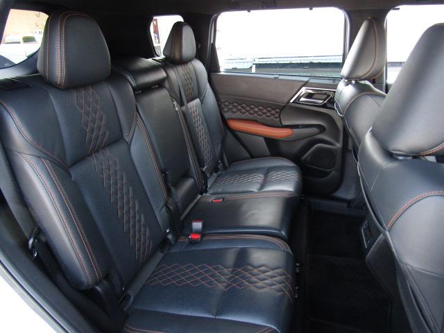 アウトランダーＰＨＥＶ Ｐ　純正９型ナビ／３６０°カメラ／レーダークルーズ／ドラレコ／２．０ＥＴＣ／黒革シート／シートヒーター／パワーバックドア／パドルシフト／置くだけ充電／ＢＯＳＥサウンド／ＯＰ２０インチＡＷ／ＬＥＤ／４ＷＤ／（44枚目）