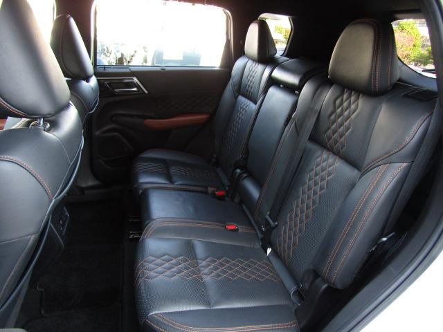 アウトランダーＰＨＥＶ Ｐ　純正９型ナビ／３６０°カメラ／レーダークルーズ／ドラレコ／２．０ＥＴＣ／黒革シート／シートヒーター／パワーバックドア／パドルシフト／置くだけ充電／ＢＯＳＥサウンド／ＯＰ２０インチＡＷ／ＬＥＤ／４ＷＤ／（45枚目）