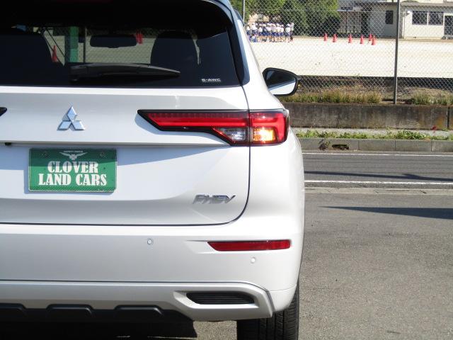 アウトランダーＰＨＥＶ Ｐ　純正９型ナビ／３６０°カメラ／レーダークルーズ／ドラレコ／２．０ＥＴＣ／黒革シート／シートヒーター／パワーバックドア／パドルシフト／置くだけ充電／ＢＯＳＥサウンド／ＯＰ２０インチＡＷ／ＬＥＤ／４ＷＤ／（60枚目）