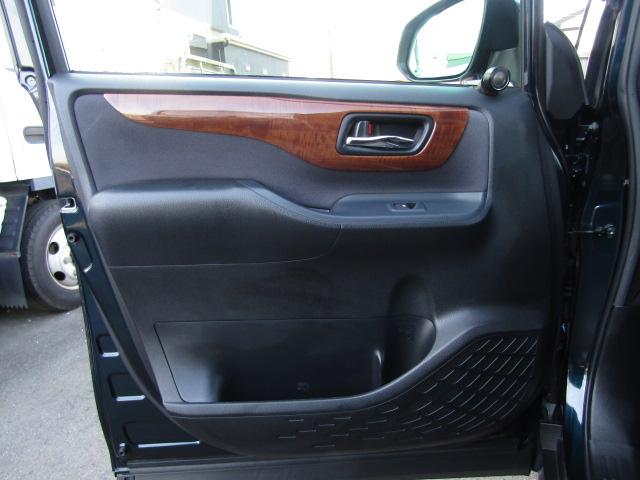 ヴォクシー ＺＳ　純正９インチナビ／フリップダウンモニター／バックカメラ／コーナーセンサー／ＥＴＣ／ＤＶＤ再生／ブルートゥース／両側電動スライド／モデリスタ１８インチアルミ／ＬＥＤ／フォグランプ／（31枚目）