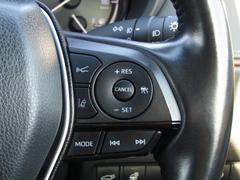 【追従型クルーズコントロール】光学レーダーやビデオカメラを使って前車の動きをチェックして、車間距離を適切に保って一定のスピードをキープするシステム。代表例）アイサイト・レーダークルーズコントロール 3