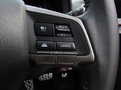 【追従型クルーズコントロール】光学レーダーやビデオカメラを使って前車の動きをチェックして、車間距離を適切に保って一定のスピードをキープするシステム。代表例）アイサイト・レーダークルーズコントロール 7