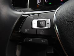 【追従型クルーズコントロール】光学レーダーやビデオカメラを使って前車の動きをチェックして、車間距離を適切に保って一定のスピードをキープするシステム。代表例）アイサイト・レーダークルーズコントロール 4