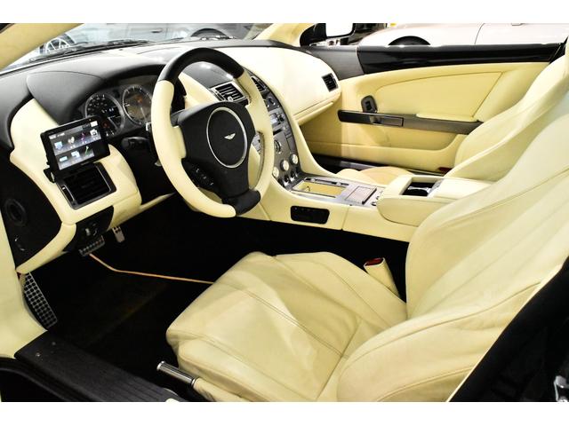 ＤＢ９ クーペ　正規Ｄ車　ツートンレザーインテリア　カラーキードステアリング　ピアノブラックウッドパネル　メモリ付Ｐシート　シートＨ　社外ナビＴＶ　１９インチＡＷ　Ｆ＆Ｒパークセンサー　左ハンドル　取説　記録簿　Ｓ鍵（8枚目）