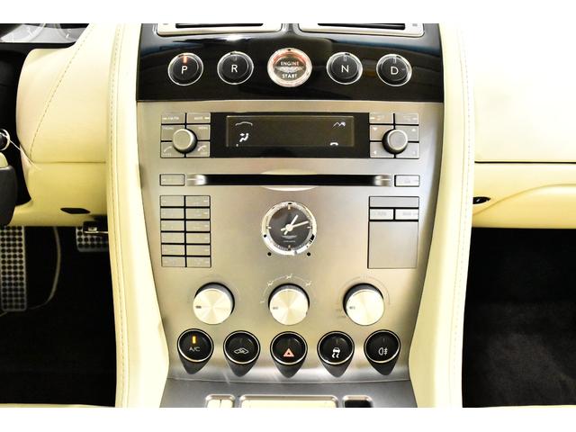 ＤＢ９ クーペ　正規Ｄ車　ツートンレザーインテリア　カラーキードステアリング　ピアノブラックウッドパネル　メモリ付Ｐシート　シートＨ　社外ナビＴＶ　１９インチＡＷ　Ｆ＆Ｒパークセンサー　左ハンドル　取説　記録簿　Ｓ鍵（15枚目）