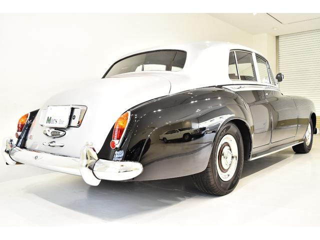 ベントレーその他 Ｓタイプ　ＳＩＩＩ　６．２３Ｌ　Ｖ８ＯＨＶ　４ＡＴ　１９６４年モデル　令和４年１１月日本自動車査定協会査定実施　修復歴なし　内外装フルレストア済　黒＆銀コンビ色　純正１５ＡＷ　社外オーディオ　詳細証明完備（9枚目）