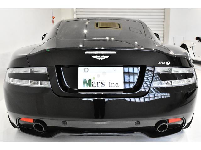 ＤＢ９ クーペ　タッチトロニックＩＩ　正規Ｄ車　後期型　カーボンエクステリアパック　ＯＰ２２４　アルカンタラステア　イエローキャリパ　ＨＤＤナビＴＶ　Ｂカメラ　シートＨ　ＥＴＣ　取説　記録簿　Ｓ鍵　左ハンドル（9枚目）