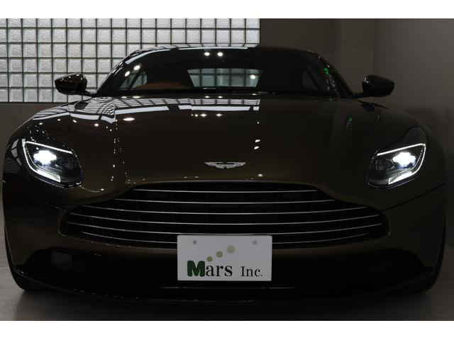 ＤＢ１１ Ｖ８　正規ディーラー車　有償ボディカラー　サテンチョップドカーボンインテリアパネル　１０スポーク２０インチＡＷ　レザーヘッドライニング　シートＨ　ヘッドレストＤＢ１１刺繍　ＥＴＣ　取説　記録簿　Ｓ鍵　右Ｈ（4枚目）