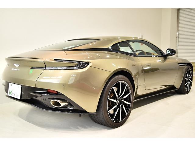 ＤＢ１１ Ｖ８　正規ディーラー車　有償ボディカラー　サテンチョップドカーボンインテリアパネル　１０スポーク２０インチＡＷ　レザーヘッドライニング　シートＨ　ヘッドレストＤＢ１１刺繍　ＥＴＣ　取説　記録簿　Ｓ鍵　右Ｈ（7枚目）