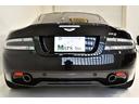 ＤＢ９ クーペ　カーボンブラック　特別仕様車　正規Ｄ車　後期型　専用装備　カーボンエクステリア　カーボンＢ　黒革　赤ステッチ　専用２０ＡＷ　開閉ナビ　Ｂカメラ　シートＨ　専用バッジ　取説　記録簿　Ｓ鍵　左ハンドル（7枚目）