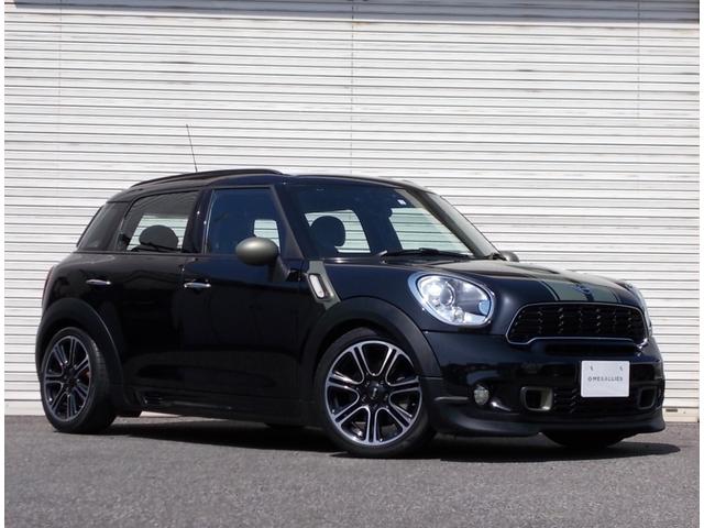 ＭＩＮＩ クーパーＳ　クロスオーバー　ＪＣＷダイナミックエアロＰＫＧ　ステップグリーンレーシングデカール　ＪＣＷ１８インチ　Ｈ＆Ｒダウンサス　ハーフレザー　革巻きステア　パドルＳ　ＪＣＷスカッフプレート　カーボン調パネル　社外ナビ　ＴＶ（4枚目）