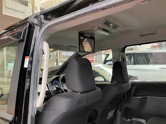 ヴォクシー ハイブリッドＶ　ＢＴ接続　サイドエアバッグ　ＳＤナビゲーション　車線逸脱防止　スマートキープッシュスタート　盗難防止アラーム　ウォークスルー　記録簿有　ＤＶＤ再生可　Ａライト　Ｂモニター　オートクルーズ　Ｗエアバック（2枚目）